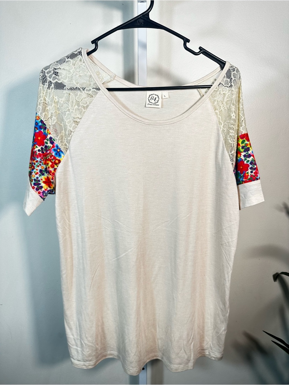 G92. Grace + Emma L Ivory Floral Lace Sleeve Boho Boutique Top
